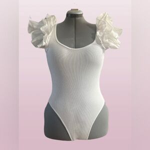 NWOT, Zara ruffled/layered short sleeve bodysuit. Sz Med